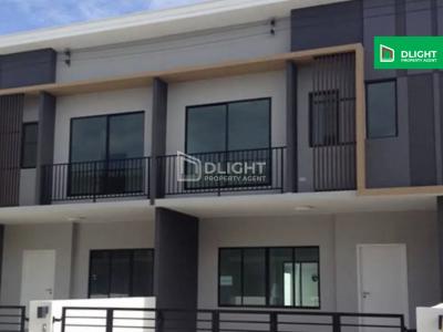 ทาวน์เฮ้าส์ เดอะ คอนเนค อ่อนนุช-วงแหวน 33 ขนาด 22 ตรว. 3 นอน 2 น้ำ เครื่องปรับอากาศ 4 เครื่อง บ้านอยู่ซอยแรก ราคาขาย 3.3 ล้านบาท เช่า 17,000 บาทต่อเดือน