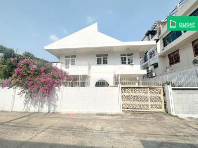 เจ้าของขายเอง บ้านเดี่ยว สร้างเอง รีโนเวทใหม่ 71 ตร.ว. 4 ห้องนอน 3 ห้องน้ำ จอดรถได้ 3 คัน ทำเลทอง บรรยากาศเงียบสงบ ร่มรื่น เหมาะสำหรับพักผ่อน ราคาเพียง 42 ล้านบาท เท่านั้น