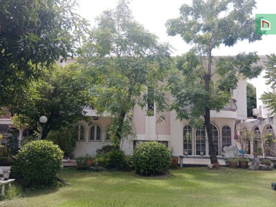 บ้านเดียวเนื้อที่เยอะ หมู่บ้าน สวนมหาวงษ์ สุขุมวิท 64 2 งาน 23 ตร.ว. 6 นอน 4 น้ำ เข้าออกได้หลายเส้นทาง ใกล้ BTS ปุณณวิถี และ โรงเรียน โรงพยาบาล 