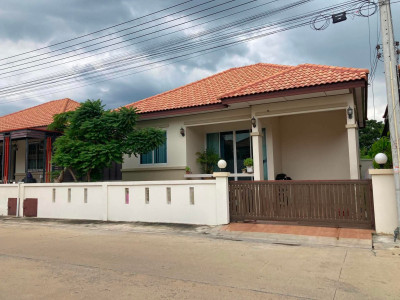 ขายบ้านแฝดชั้นเดียว บ้านฐานมั่นคง15 39.2ตรว. 2นอน2น้ำ 2.1ล้าน มีสวนส่วนกลางรปภ.24ชม. ใกล้ฟิวเจอร์พาร์ครังสิตและม.กรุงเทพ